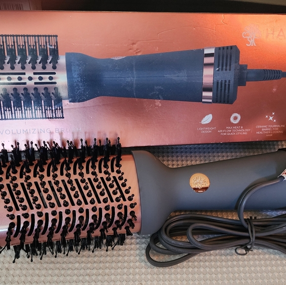 Hairitage Other - NEW Hairitage Volumizing Hair Drying Brush.. Large Barrel